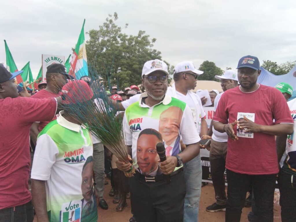 APC Chairmanship Candidate, Engr Mike Ogbuekwe, addressing Ugbakwa people"